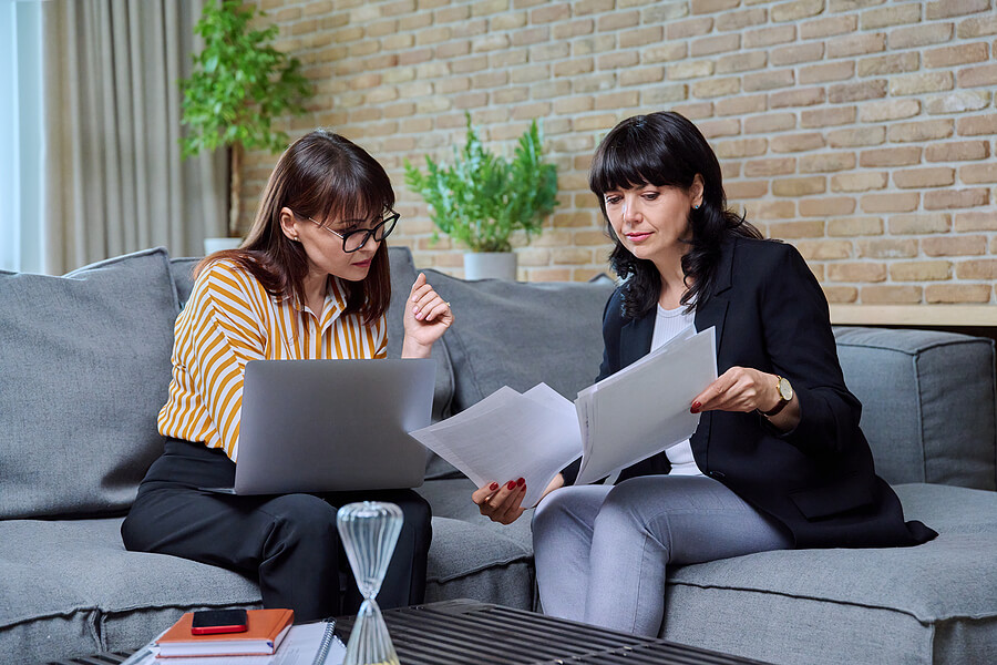 client talking with a trust drafting attorney